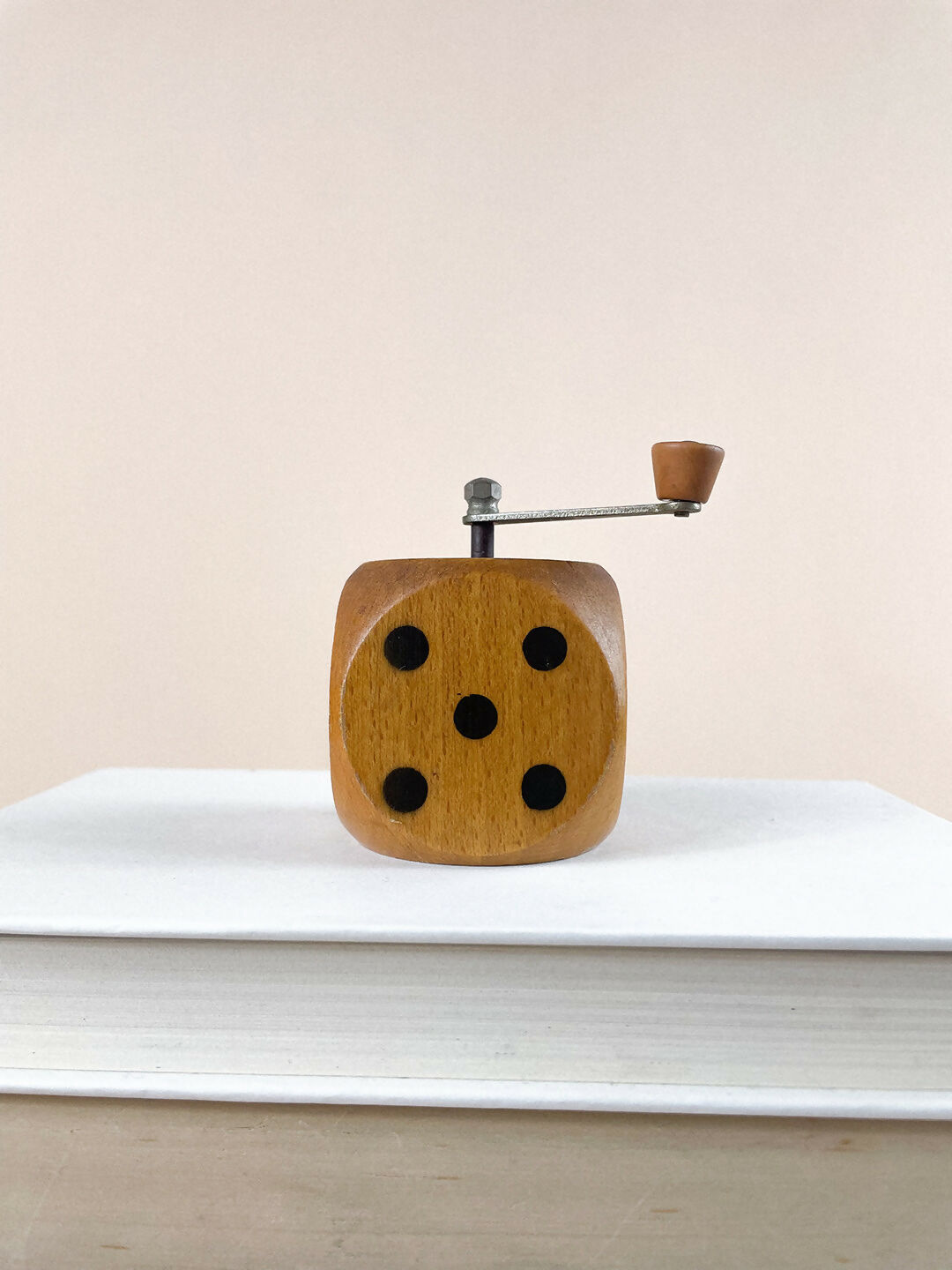 Dice pepper mill