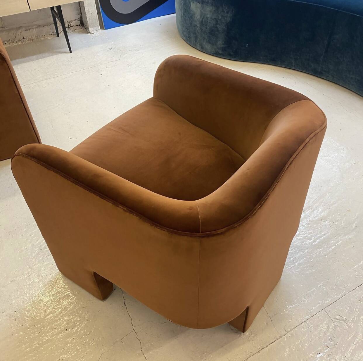 TRIPOD VELVET CHAIR